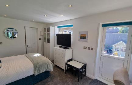 Sittingbourne 1 bed self-contained annex, with parking - Photo 27