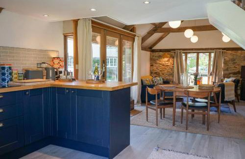 Escape to an Idyllic Countryside Couple's Retreat - Photo 11