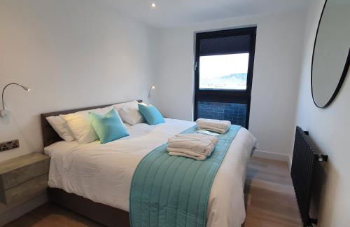 Central Penthouse with Hot Tub & Views 24 Cheltenham - Photo 5