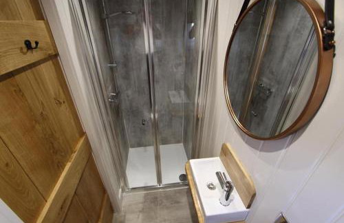 Springwood Shepherd Huts Glamping York - Photo 46