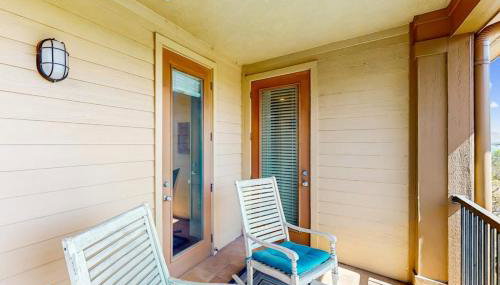 Water-View Condo with Balcony, Smart TVs, Washer/Dryer and Pool - Foto 3