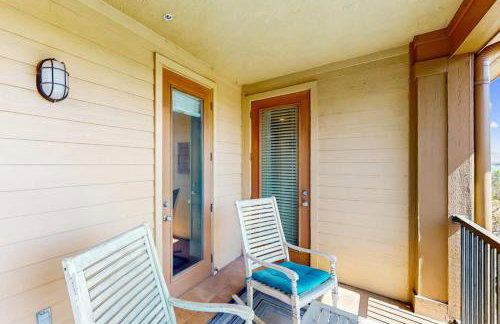 Water-View Condo with Balcony, Smart TVs, Washer/Dryer and Pool - Foto 3