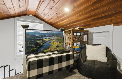 Lakefront w/ Private Dock, 2 Slips, Swim Mat, Firepit, & Covered Patio 44mm - Foto 35