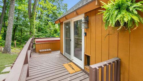 Quaint Loft Cabin w Hot Tub, FirePit, Deck & Grill - Foto 5