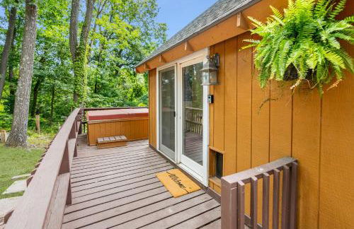 Quaint Loft Cabin w Hot Tub, FirePit, Deck & Grill - Foto 5