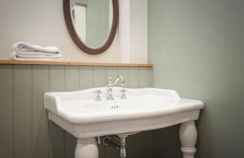 Three Little Pigs Luxury Cottage - Photo 70