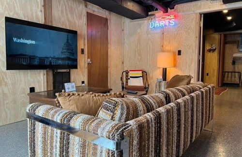 Retro Retreat with Hot Tub, Sauna & Arcade - Foto 24