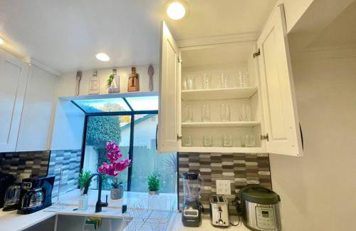 New Charming Spacious Disneyland Pool Home - Photo 9