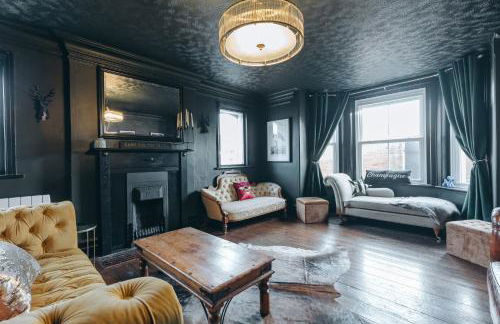 Large 7 Bedroom House for Families and Work Crews Hot Tub Parking Wi-Fi sleeps 17 - Foto 16