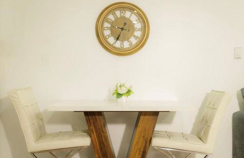 The Minimalist Escape - Modern 1BD in the Heights - Foto 19