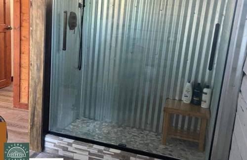 Cozy Cabin with Hottub at Cloverdale Cabins - Foto 21