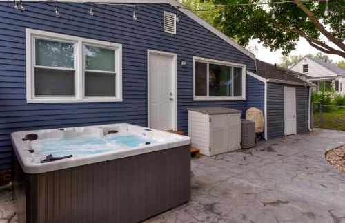 Near Drake/Downtown packed w/Amenities - Hot Tub - Movie Theater - Photo 15