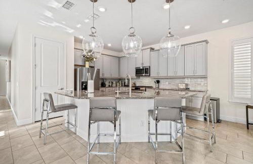 Epic Playhouse Getaway - Castle & Superhero Bunks Theater Private Pool No Rear Neighbors - Foto 34