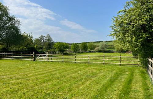 Stylish 1-bed Cottage Escape in Piddlehinton - Photo 24