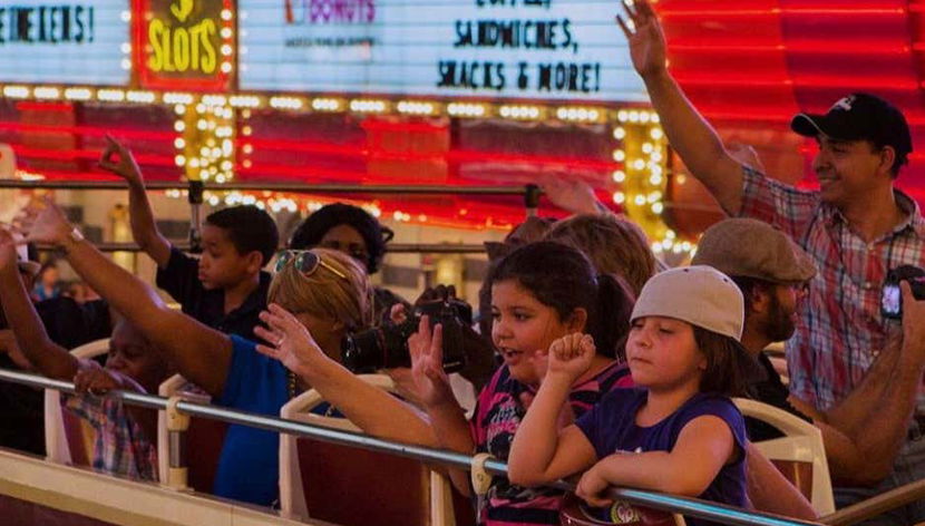 Percorrendo Las Vegas em um ônibus panorâmico