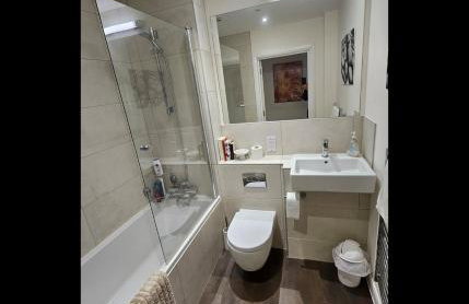 Luxury Two Bed Apartment w Car Parking, by Station - Foto 9