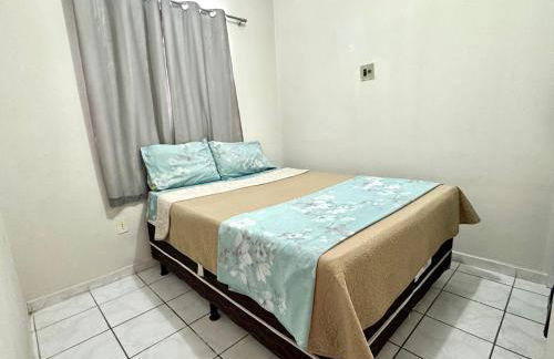 Apt3 Grande com 2 Quartos 2 cama-casal WIFI Smart TV Garagem a 1 min Rodoviaria - Foto 20