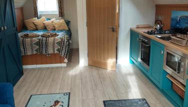 Cosy Countryside Cabin - Sleeps 2 Parking & Farm - Foto 4, towels, stove