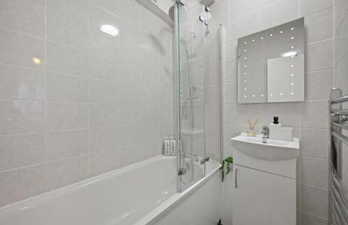 Chic 2-Bed Flat with Workspace, Balcony, Parking - Foto 10