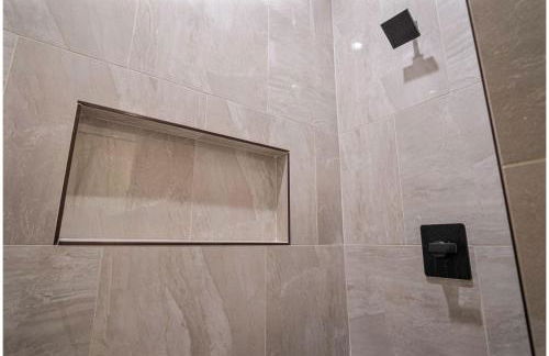 5BR3BA Minutes from the Action with Skyline Views - Foto 25