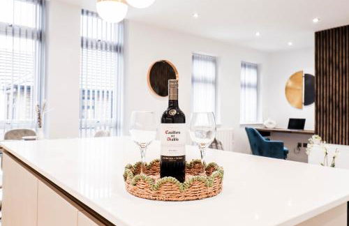 The Abbey Apartment - 1BR Apt with Dedicated Workspace, Fast Wifi & Stylish Kitchen Island & Free Secure Underground Parking - Foto 45