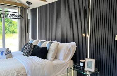 Luxurious Glass House with Private Hot tub - Photo 22