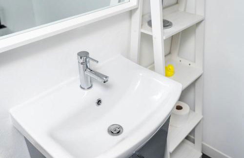 Convenient 2BR House with Great Transport Links - Photo 2