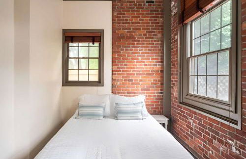 Jennifer's Historic Riverfront Loft Private Patio - Foto 15