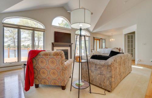 Spacious Lakefront New Auburn Home with Sunroom - Foto 7