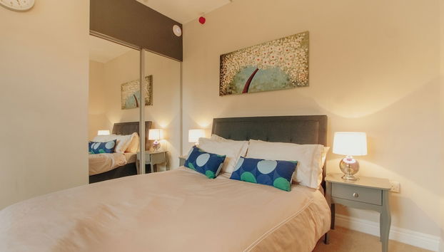 Chic & Cheerful 1bedroom in Historic Building - Foto 2, Habitación