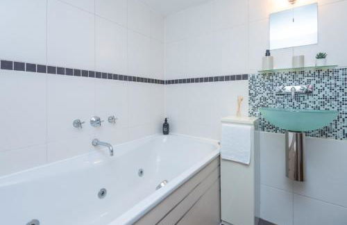 Bright and Spacious 3BDR Loft by Tooting Broadway - Photo 6