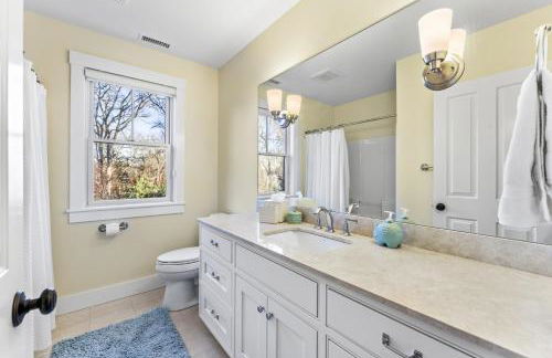 Modern Family Home Walkable to Town - Foto 33