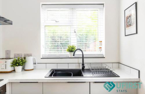 Ideal 4BR Home - Near City Hospital, Sherwood, Clinton Market, QMC & City Centre - Sleeps 8 - Foto 15