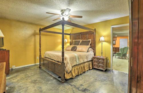 2 Mi to Lake Arlington Spacious Escape with Deck - Foto 11