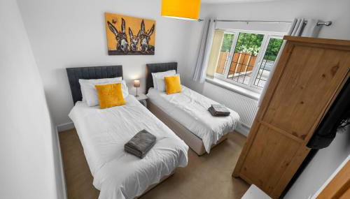 3 Bedroom Bungalow with Garden and Parking - Foto 3, Garden view, wardrobe