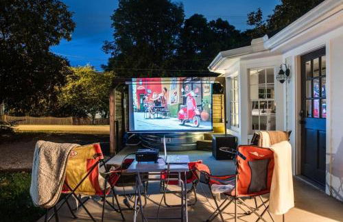 Brookwood Getaway Stock Tank Pool Outdoor Theater - Foto 12