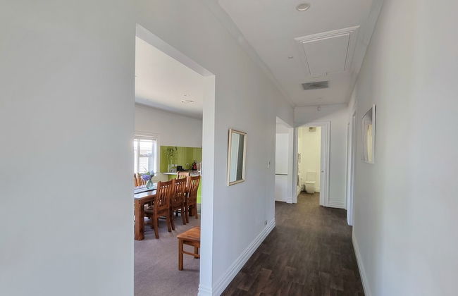 Cheerful 5 - Bedroom Home - Free Parking - Foto 34