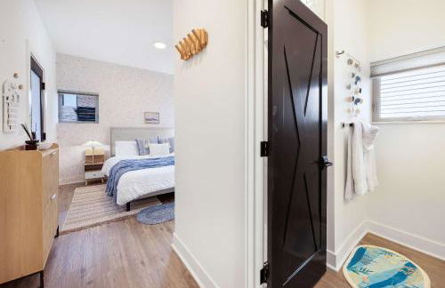 Ocean-Inspired 3B Modern Retreat w Kids Room - Foto 25