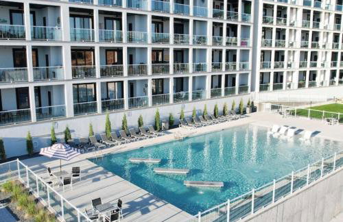 Family-Fun Lakeside Luxury at Topsider in Osage w/ 2 Pools, Prime Views Pack N' Play & Games - Foto 3