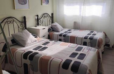 apartamento de tres dormitorios con garaje y todos los servicios cerca - Foto 2