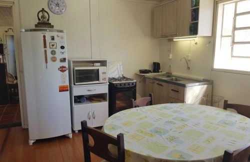 CASA FULL, CENTRO, 130m quadrados, 9 Pessoas, Wi-Fi, 3 Qtos, Churrasqueira e Apetrechos, Cozinha-Sala Integrados, 2 Banheiros, Varanda e Jardim, Garagem Coberta, Estac Interno 3 Carros, Lareira de Alta Performance e Fogão de Ferro, Área nos Fundos - Foto 13