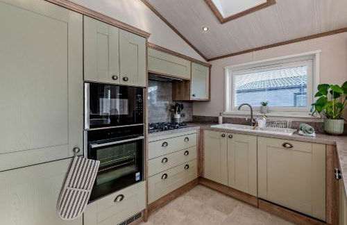 Kingfisher Lodge - Lakeside Lodge With Hot Tub - Foto 49