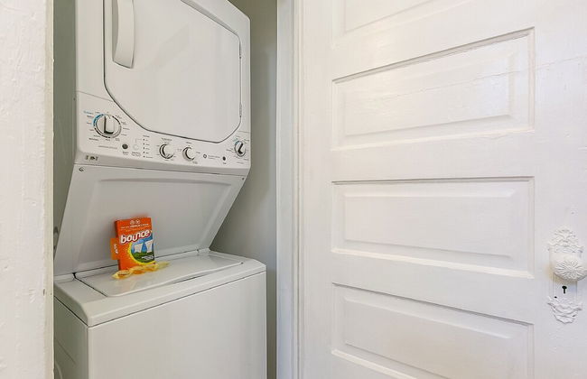 Uptown Spacious 4BD w Historic Charm - Foto 32