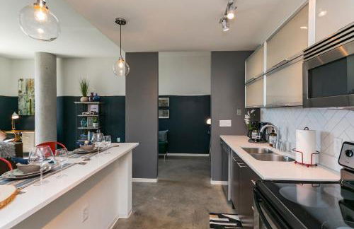 Mid Century Modern Downtown Condo | 30+ Night Min - Foto 10