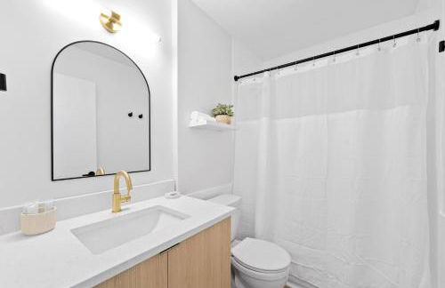 M Lake Worth Beach - Modern Villas Near West Palm Beach, Chic Retro Vibes, King Bed, Cozy Backyard, BBQ, Workspace, High-Speed Internet, Free Parking, 5 Minutes to Downtown & Beach - Foto 34