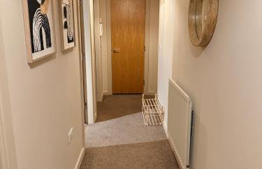 Luxury 2bed Sleeps 4 Flat Nr White Rose w Free Parking, Desks and Fast WiFi - Foto 14