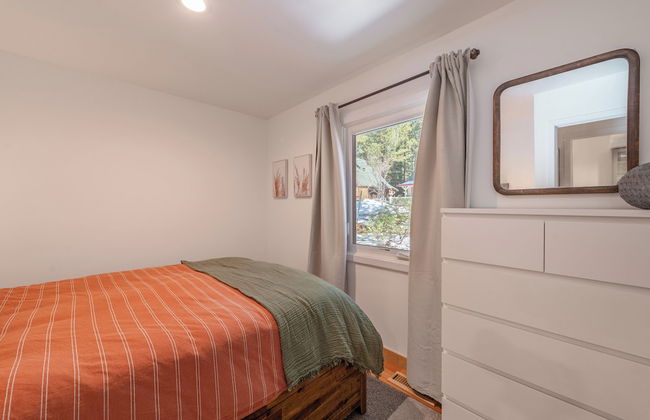 Cozy Cabin Private Hot-Tub Walk to Lake by Sierra Getaways - Foto 2