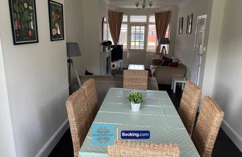 3-Bedroom Family Home with Free Parking and WiFi - Photo 7