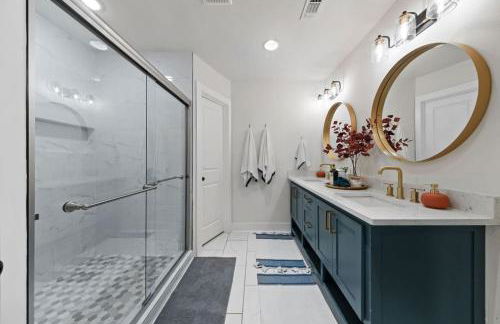 Spacious 6 Bed House near Airport, Pet-Friendly, Close to AFB - Photo 8