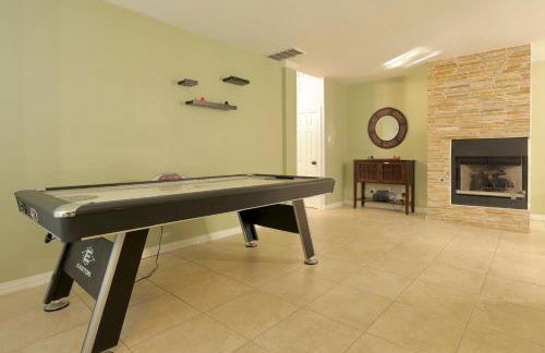 Gorgeous 4 bedroom 2,5 bath Home with Heated Pool, Spa & Game Room close to DFW Airport - Photo 33